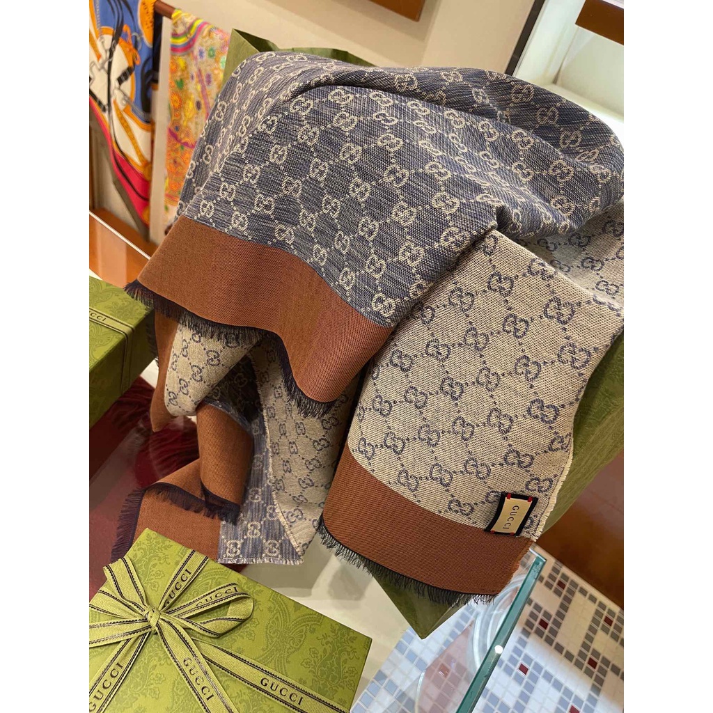 Khăn quàng cổ nữ da thật cao cấp GUCCI GG GC màu sắc, họa tiết mang phong cách vintage