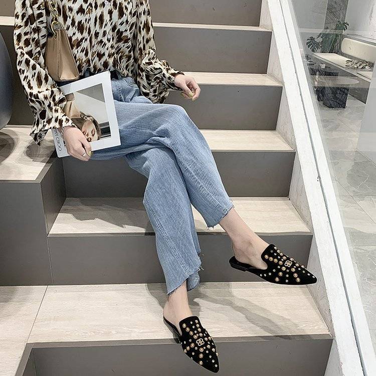 Giày Đế Bệt Mũi Nhọn Đính Đinh Tán Phong Cách Hàn Quốc Mới Cho Nữ Dễ Phối Đồ