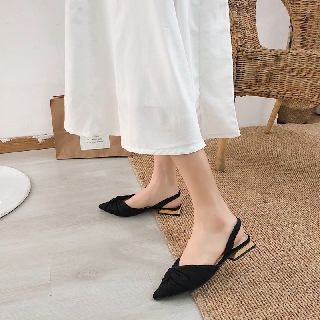 Giày đế bệt mũi nhọn