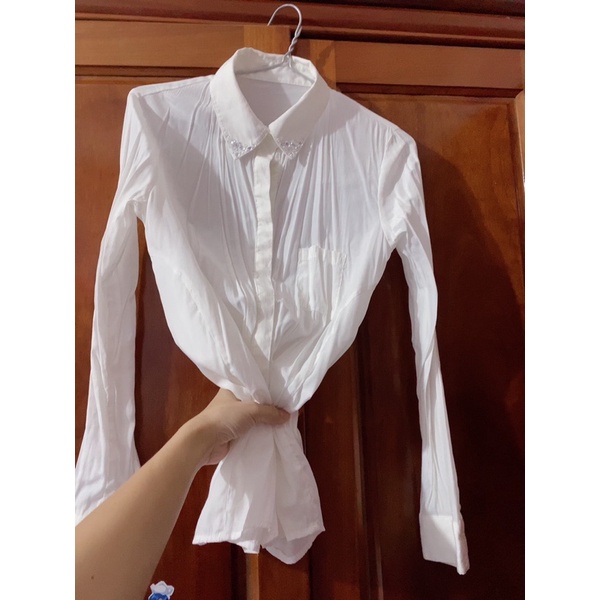 Áo sơ mi lụa trắng đính đá ở cổ chất siêu mát siêu đẹp used