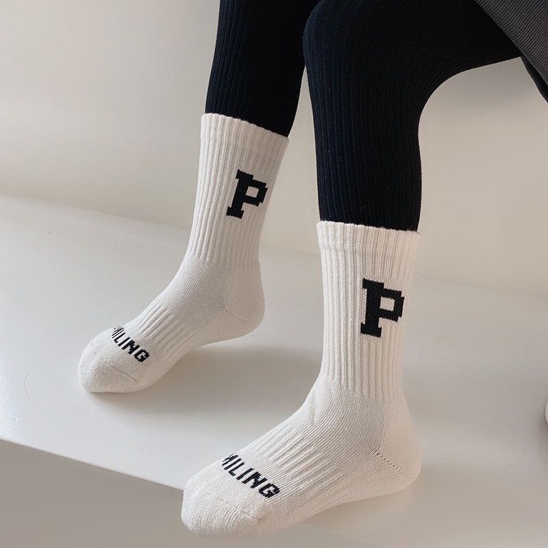 Set 4 đôi Tất vớ cao cổ kiểu dáng thể thao unisex chữ P cho bé