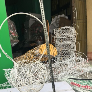 Giỏ cắm hoa hình cầu giả mây khung sắt.