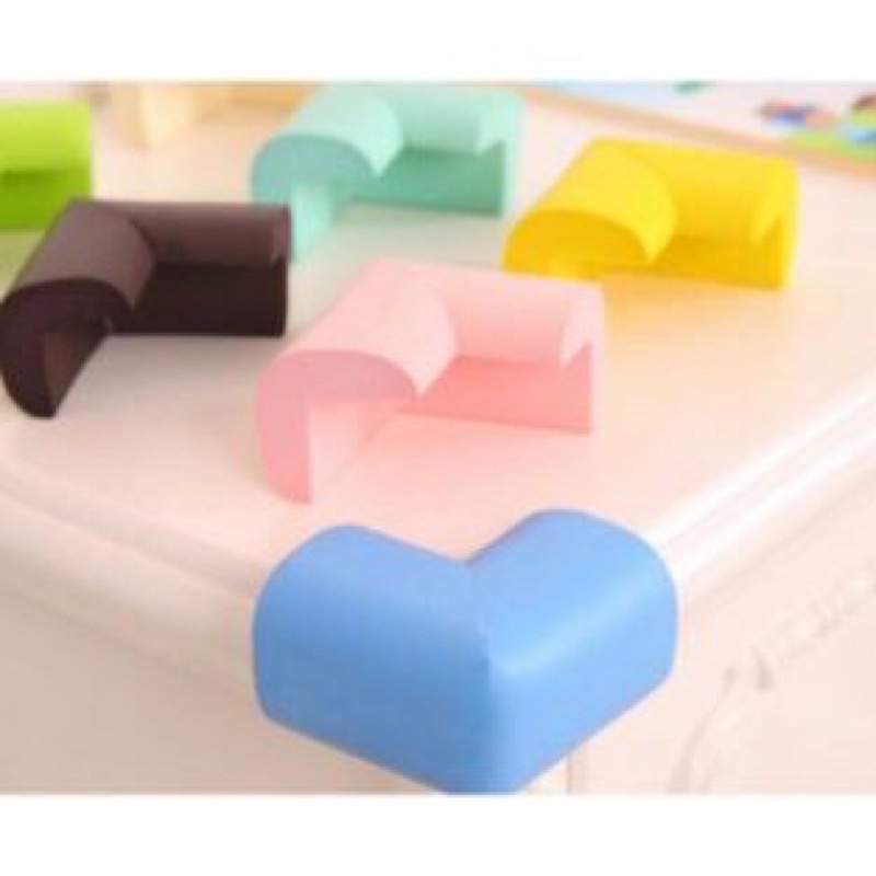 Mút xốp dán chụp góc bàn, bịt cạnh bàn bảo vệ an toàn cho bé - Tee & Mee