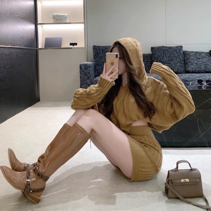 Set len gồm áo croptop nón + chân váy ngắn ôm cá tính