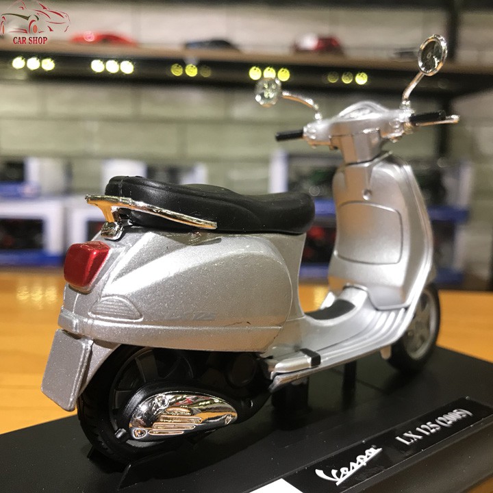 Mô hình xe mô tô Vespa LX125 (2005) tỉ lệ 1/18 màu bạc