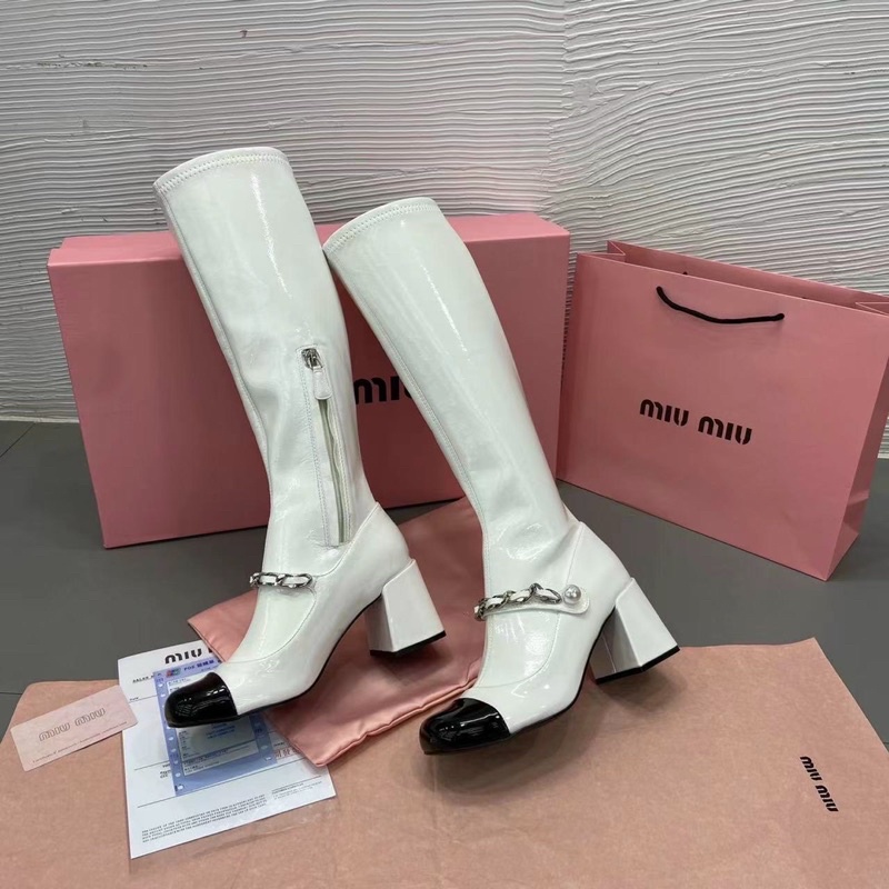 Boot đùi khía cạnh màu đen và trắng
