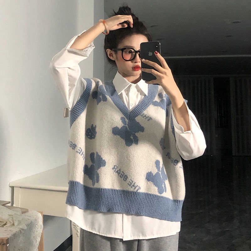 Set áo sơ mi tay dài form rộng + áo khoác len không tay hình gấu hoạt hình