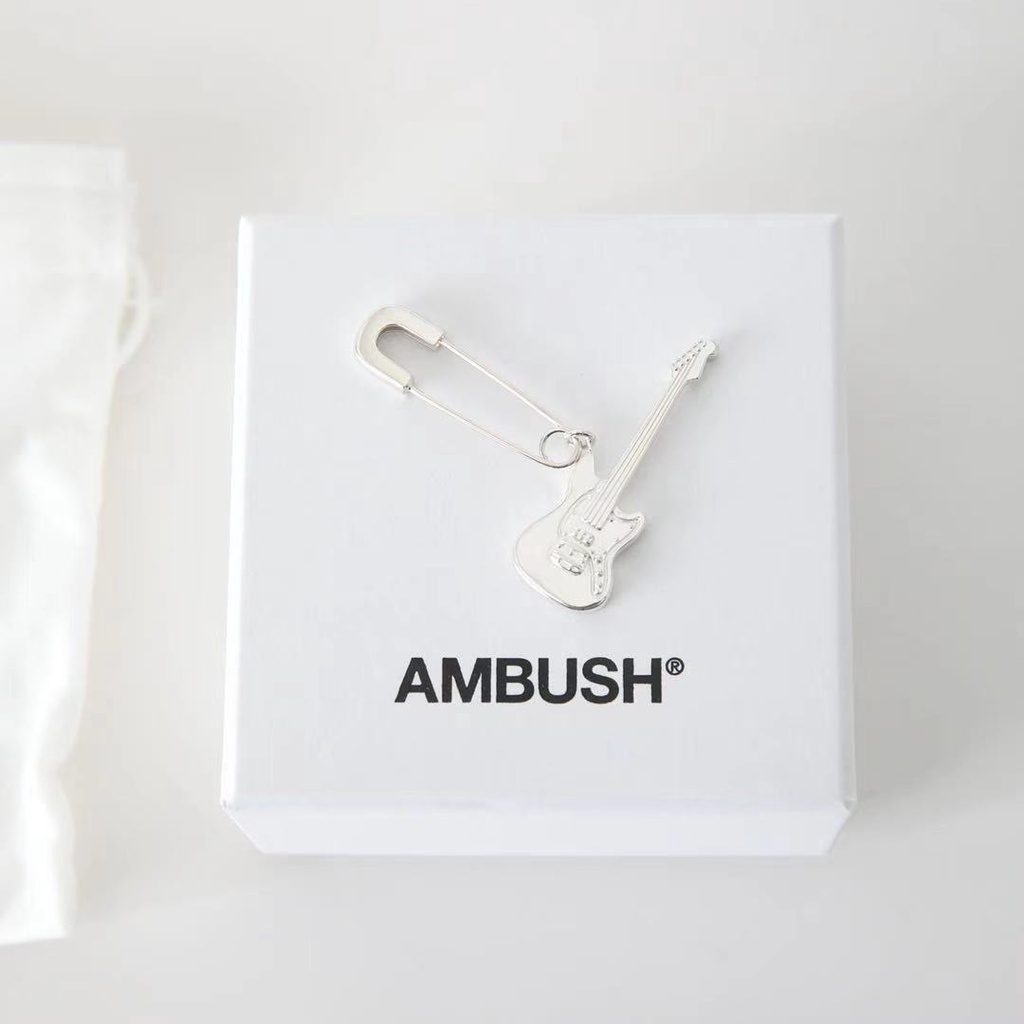 Khuyên tai Ambush guitar charm earrings ss21