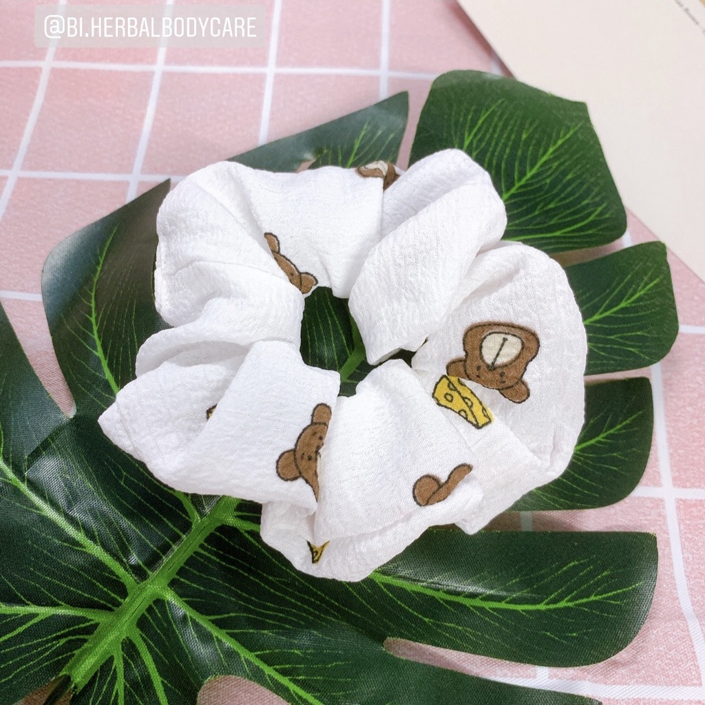 [Handmade] Scrunchies cột tóc vải họa tiết chú gấu nâu và phô mai dễ thương dành cho bạn nữ