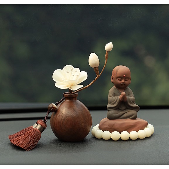 Tượng Phật, Chú Tiểu Hòa Thượng Trang Trí Ô Tô Xe Hơi Kèm Bình Hoa Mộc Lan Thơm Như Hình