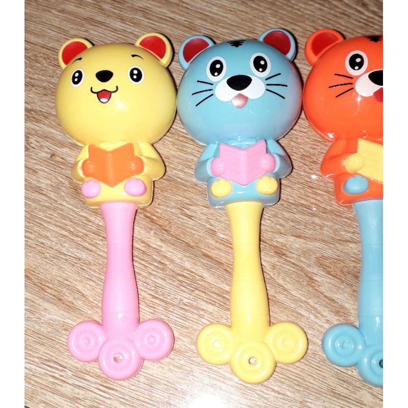 Một cái lục lạc hình chú Gấu dễ thương bằng nhựa