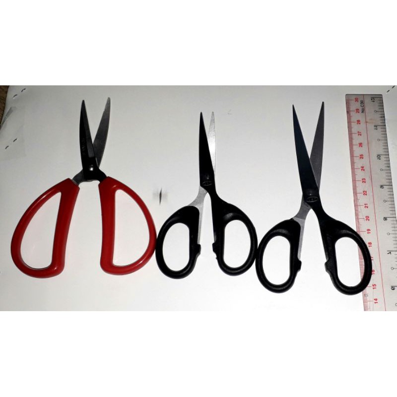 Một chiếc kéo thủ công đa năng bằng thép không gỉ rất bén có kích thước dài từ 14 đến 16 cm