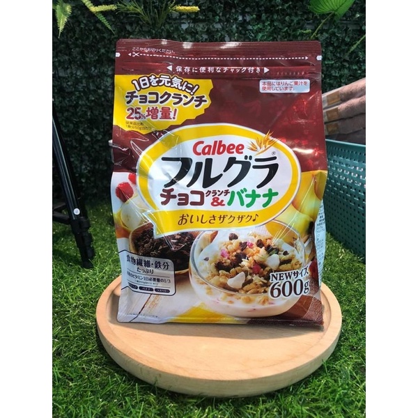 Ngũ cốc Calbee màu nâu T08/2023 Cacao, mâm xôi, chuối, yến mạch 600g