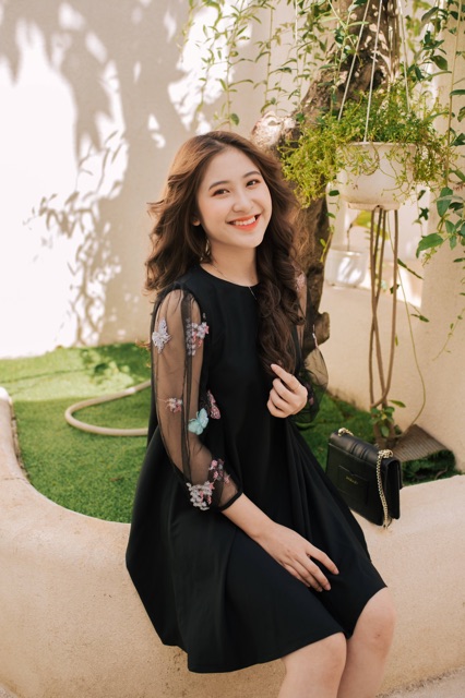 Đầm đen tay ren
