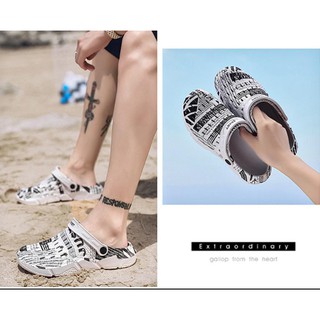 DÉP SỤC NHỰA IN CHỮ TẠP CHÍ QUAI HẬU QUAI NGANG BÍT MŨI NAM NỮ UNISEX ĐẸP GIÁ RẺ SNN01