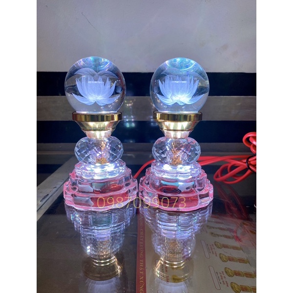 Một đôi đèn thờ pha lê châu tròn khắc hoa sen