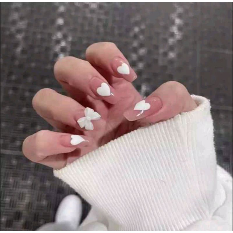 Nail box móng thiết kế hình tim gắn nơ trắng