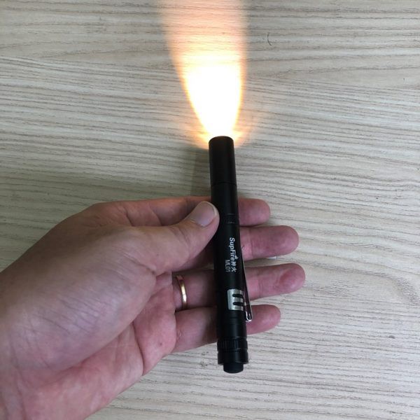 Đèn pin y tế dạng bút Supfire ML01 với 2 màu ánh sáng trắng và vàng thuận tiện –