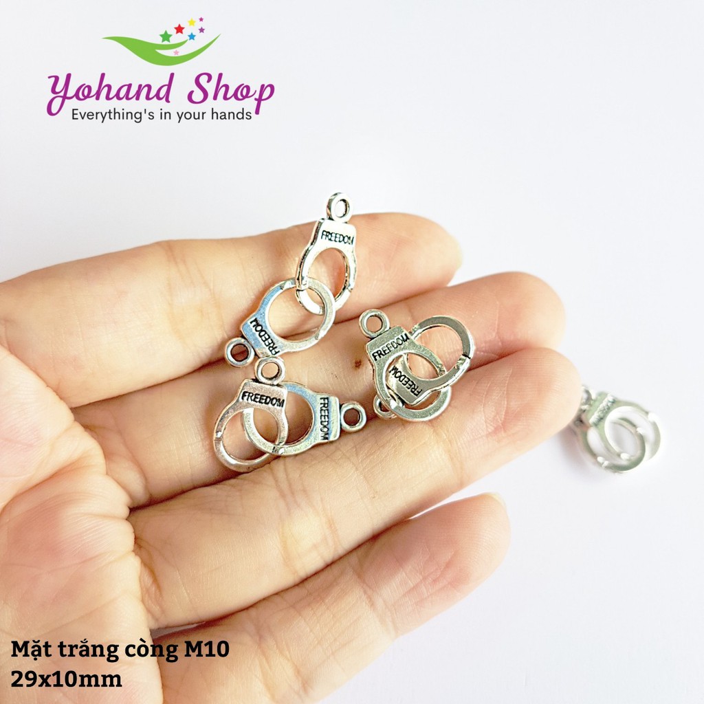Mặt trắng hình chiếc còng M10