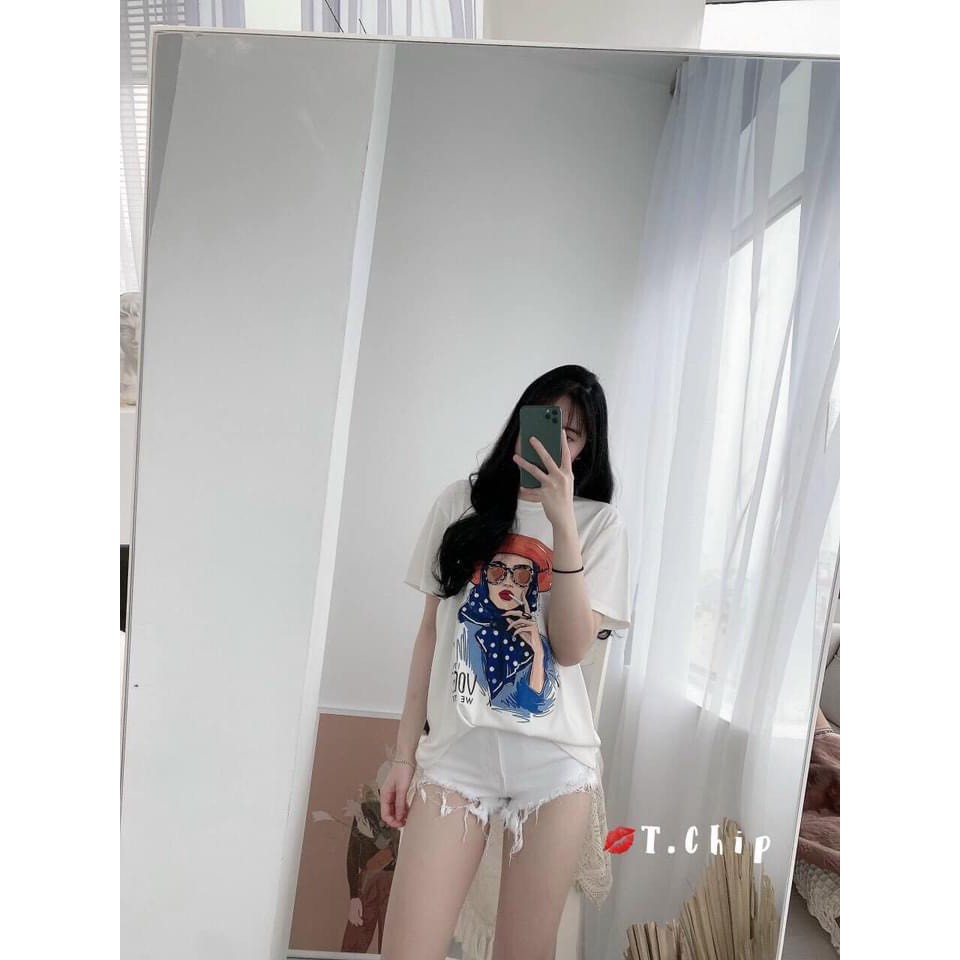 Áo phông đen trắng cô gái hút thuốc | BigBuy360 - bigbuy360.vn