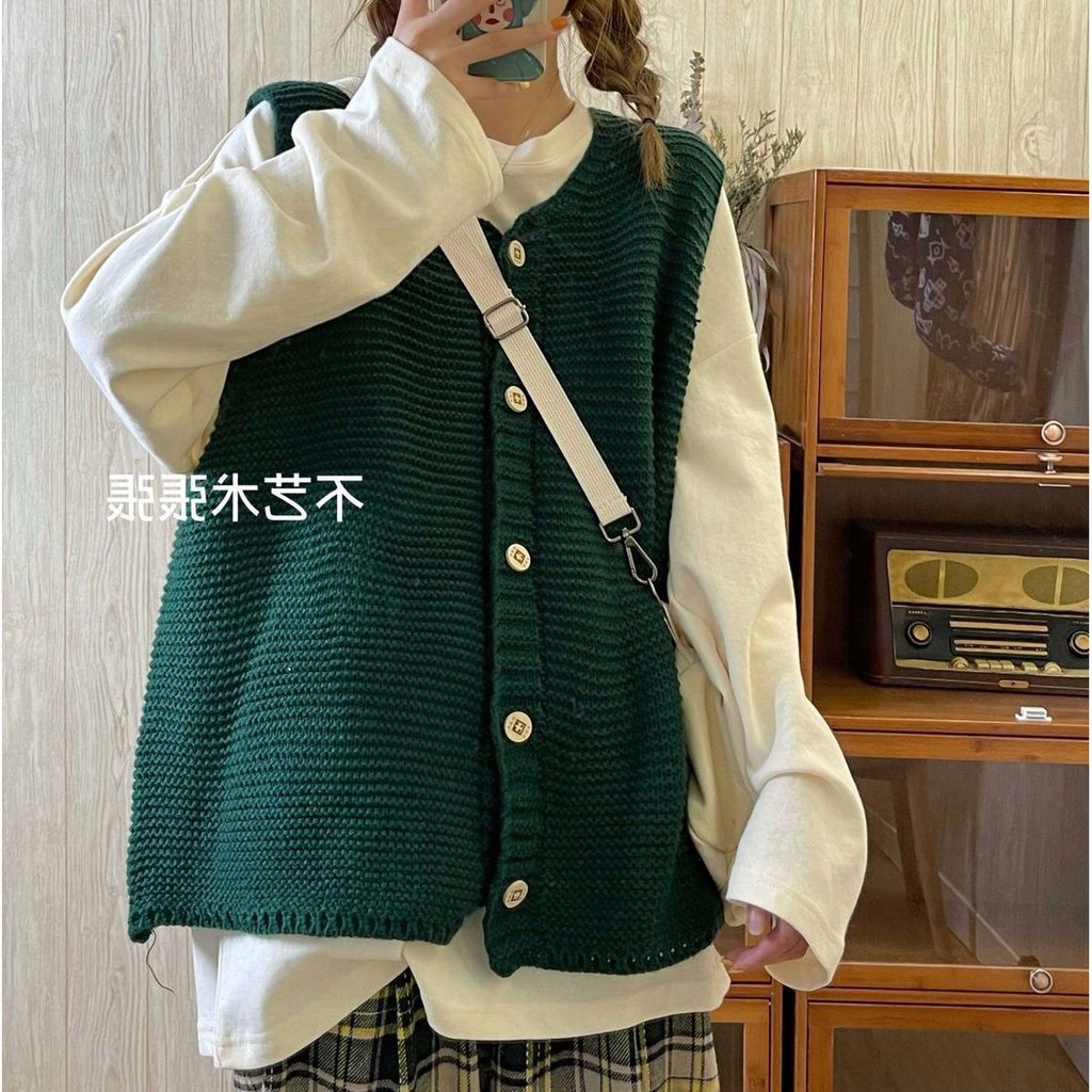 Áo gile len xanh rêu mix kèm phông trắng thời trang