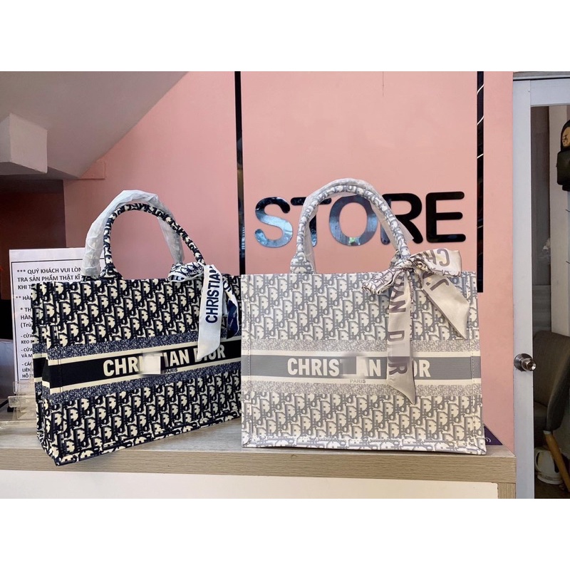 Túi xách DIOR họa tiết size to 40cm kèm tag nơ, có khóa kéo