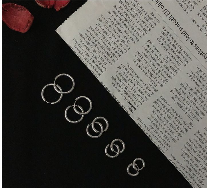 Hoa tai nhỏ màu đen theo phong cách hiphop cá tính