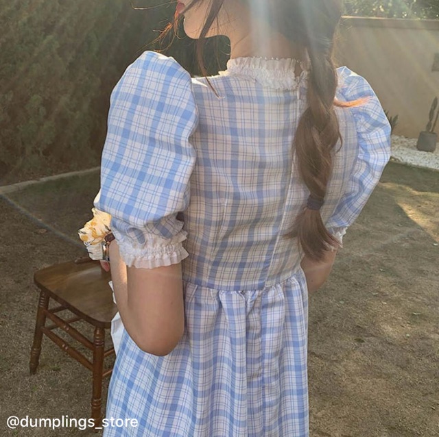 Váy kẻ xanh cổ bèo