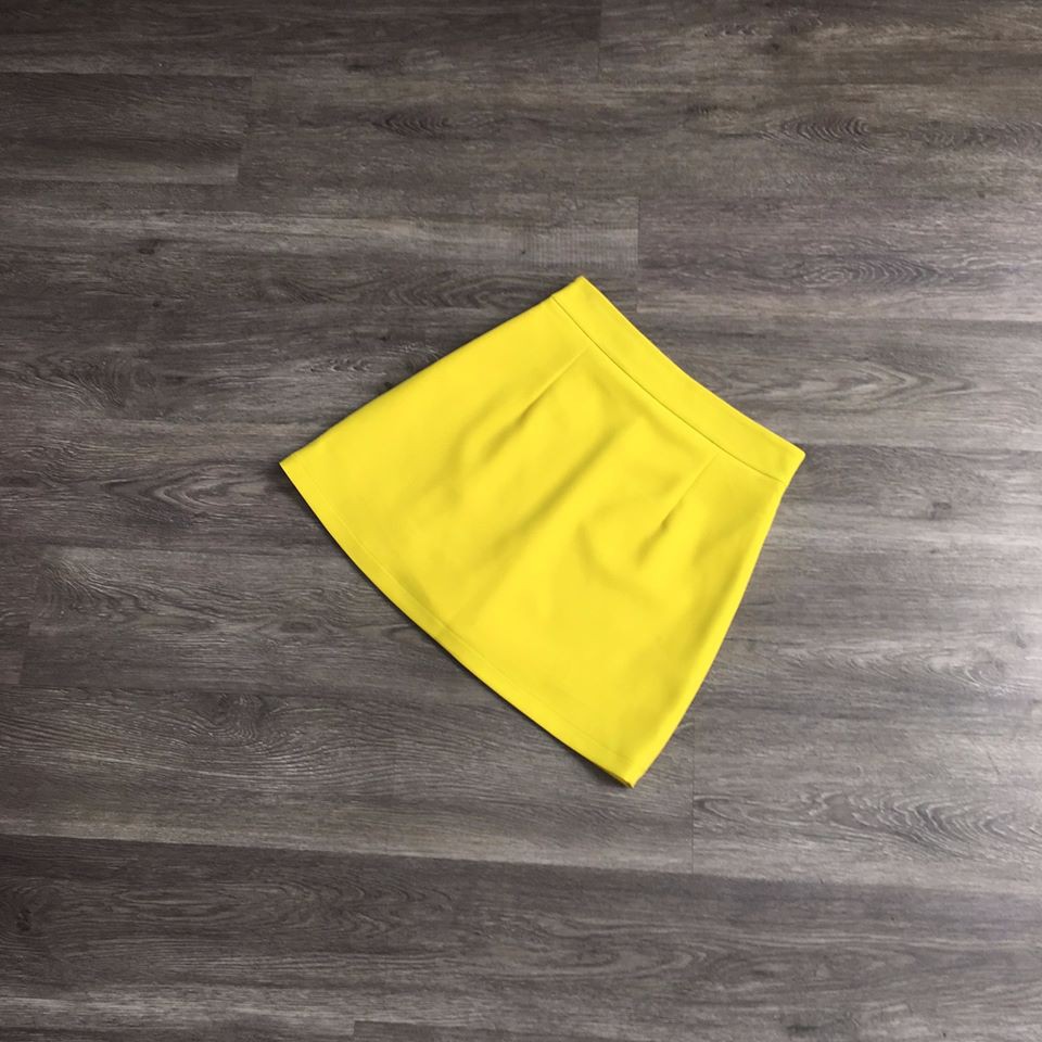 - Váy quần khuy nút