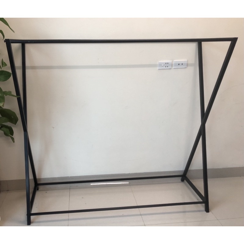 Kệ treo,giàn treo quần áo hình chữ X cao 1m4 dài 1m5,2 màu Vàng nhũ-đen phù hợp cho các shop thời trang treo quần áo mẫu