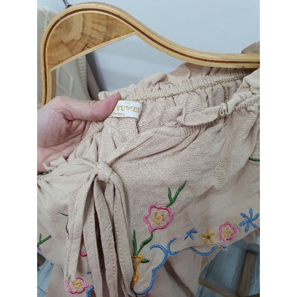 Áo xô thêu hoa bẹt vai vintage màu nude hàng thùng mới 99% đẹp rẻ