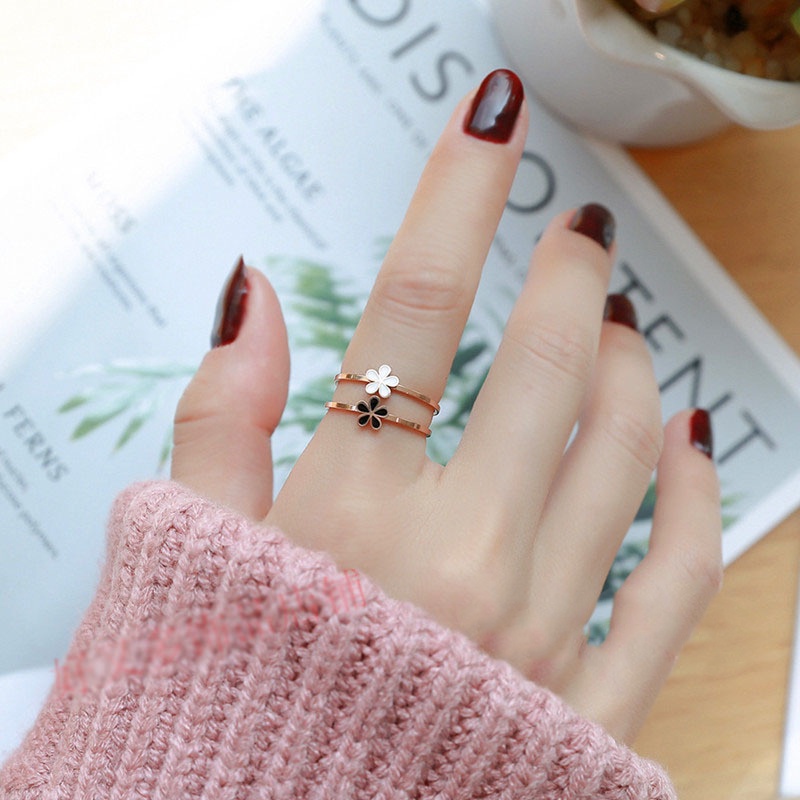 【kifli】Nhẫn Titan Hình Hoa Cúc Nhỏ Màu Trắng Đen Cá Tính Phong Cách Hàn Quốc