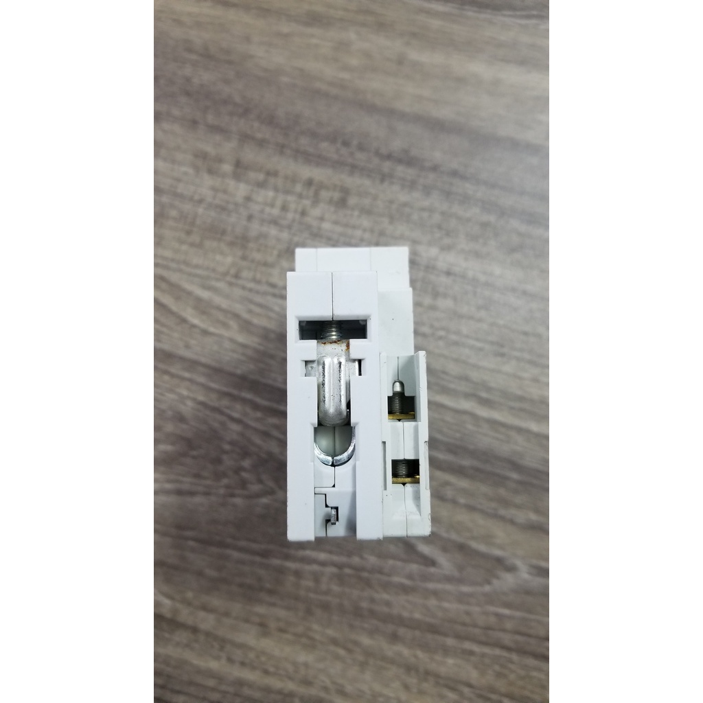 MCB SIEMENS  6A 230/400VAC đi kèm tiếp điểm phụ tháo máy