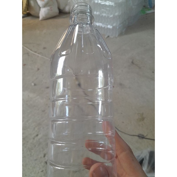 chai nhựa 1000ml chai tròn sọc kèm nắp đen nắp trắng