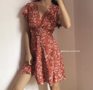 Váy hoa đỏ nhí buộc eo