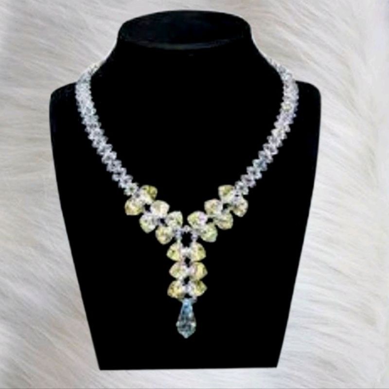 Manocanh cổ nhung trưng bày trang sức rất đẹp