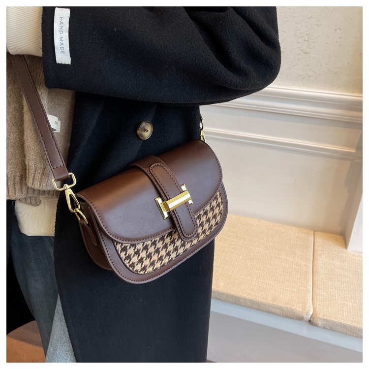 Túi đeo chéo IELGY họa tiết răng sói dễ phối đồ thời trang