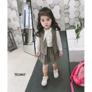 Set áo gile kèm chân váy sơ mi