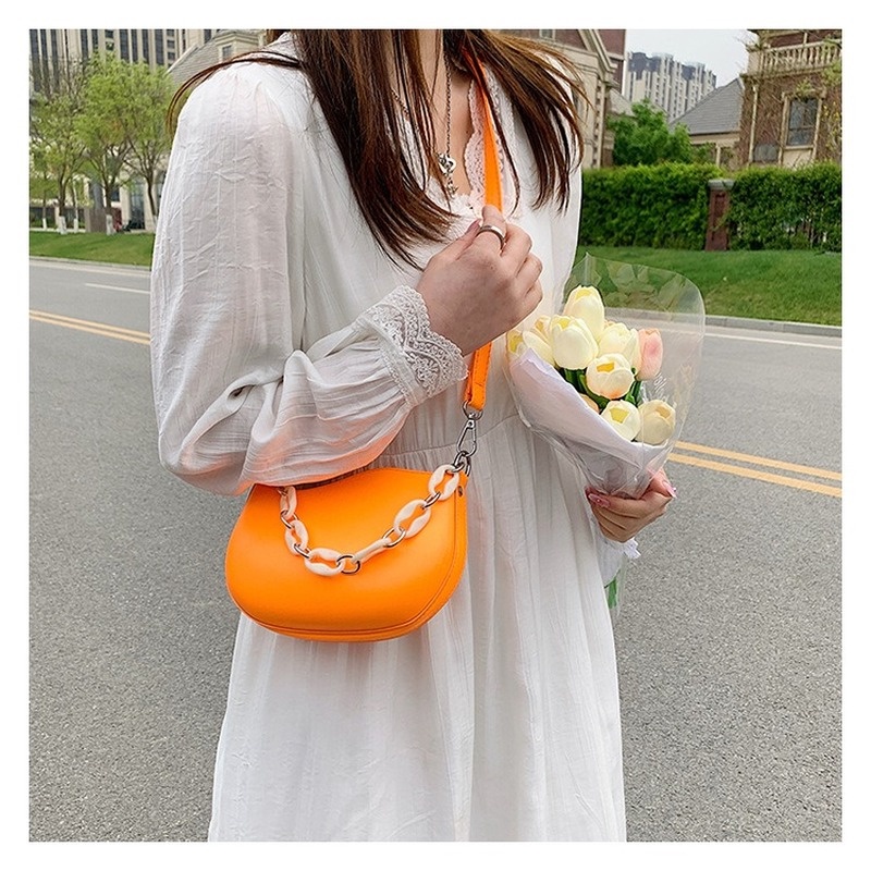 Túi Tròn Đeo Chéo Có Dây Xích NB00274