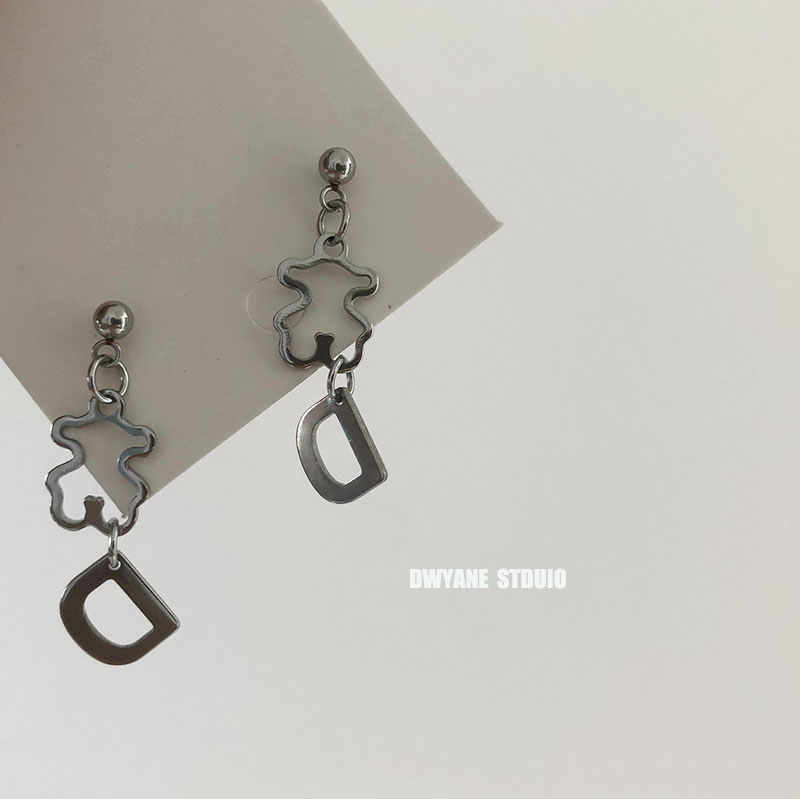 Hoa tai kim loại dáng dài mặt hình gấu phong cách cổ điển