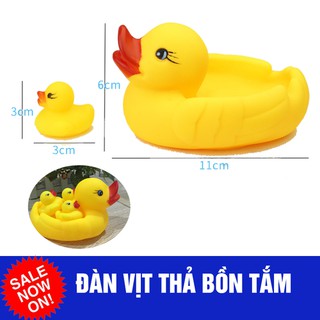 Đàn vịt thả bồn tắm phát nhạc 1 vịt mẹ 3 vịt con cho bé