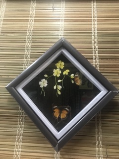 Tranh thêu tay và bướm