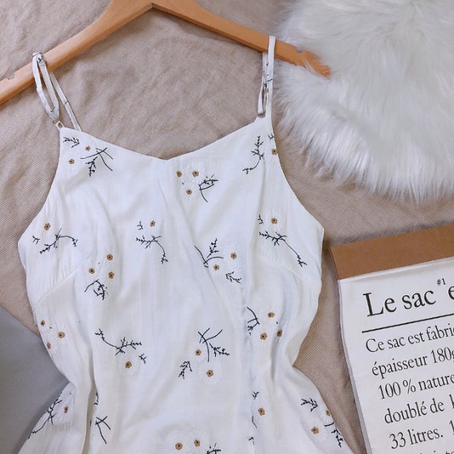 ĐẦM HAI DÂY DÁNG DÀI MAXXI TRẮNG KẾT HỢP HỌA TIẾT XINH XẮM