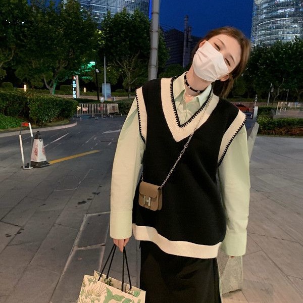 Áo Dệt Kim Sát Nách Cổ Chữ V Màu Đen Tương Phản Cho Nữ