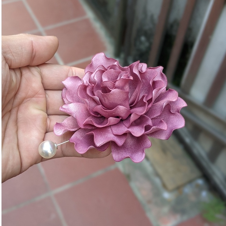 Hoa cài áo handmade ruy băng gấm size 8cm có ghim cài lên áo váy