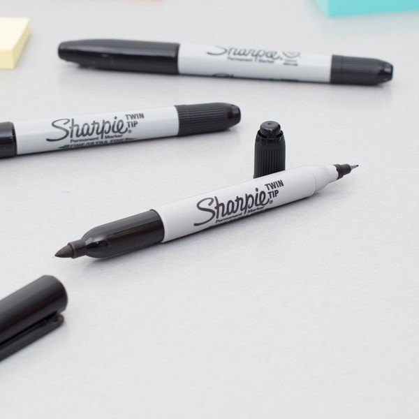 Bút lông dầu 2 ngòi tiện dụng Sharpie Twin Tip - Black (Màu đen)