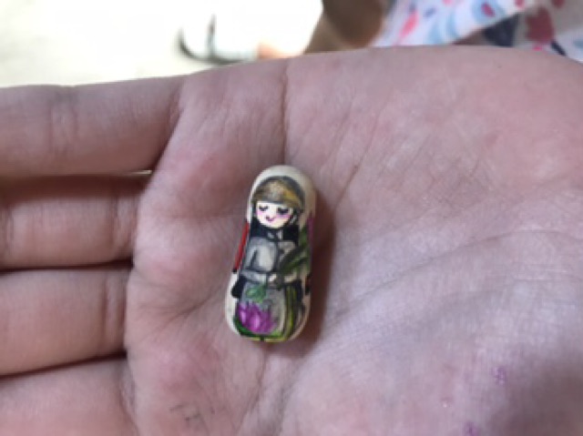 Búp bê gổ Nga tự vẽ