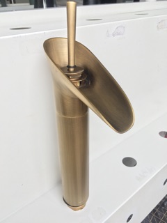 Vòi Lavabo Nóng Lạnh V011
