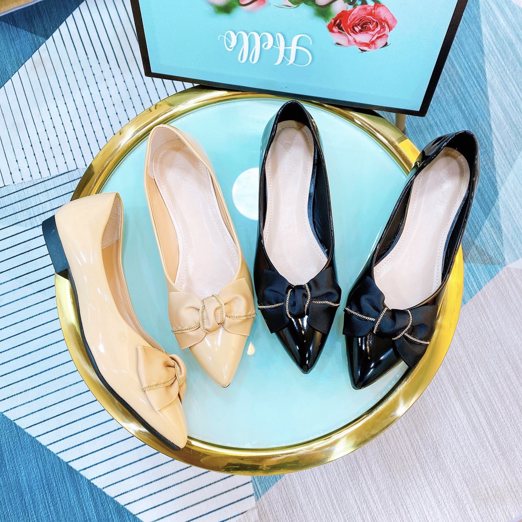 Giày búp bê nữ Bánh Bèo mũi nhọn xoắn nơ da bóng gót vuông màu đen và kem | BigBuy360 - bigbuy360.vn