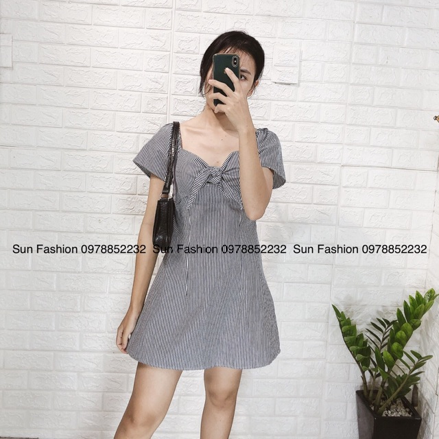 Đầm xinh sọc cột nơ trước ngực tay ngắn